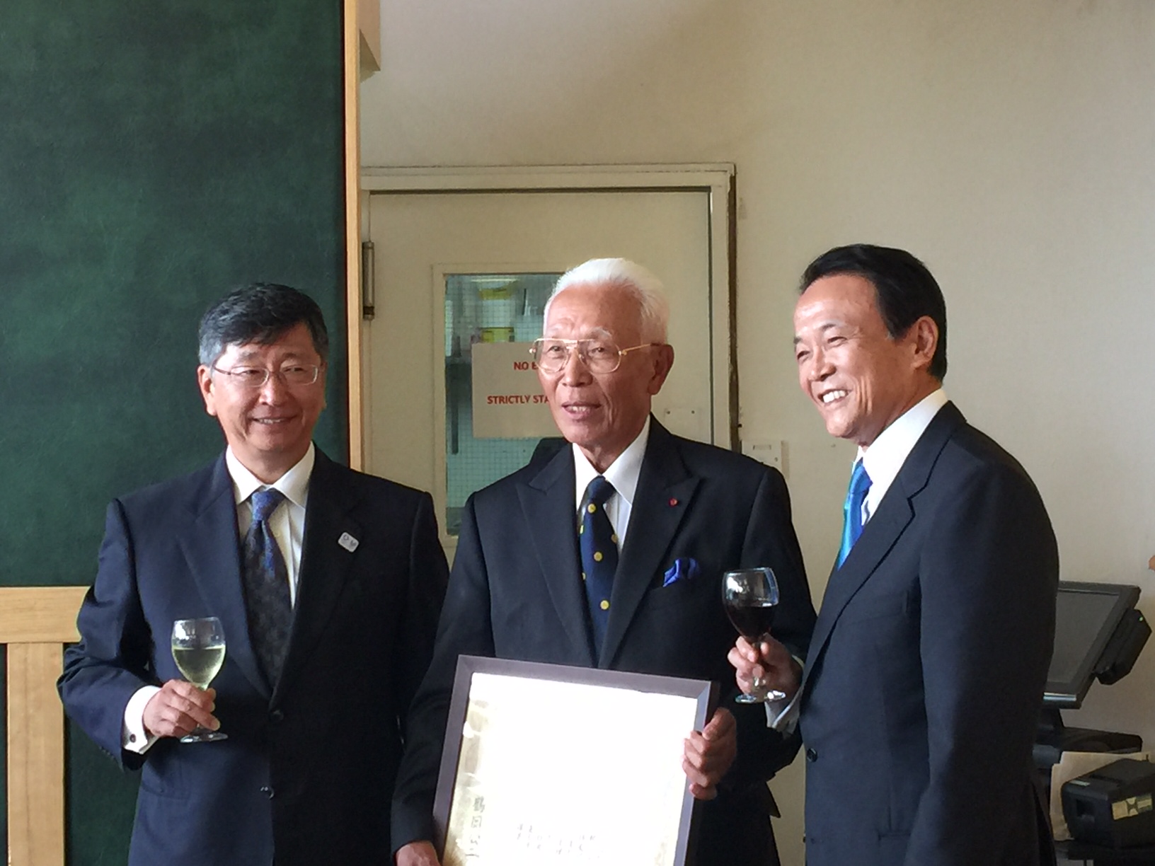 麻生副総理をお迎えして・ヘンドン日本人墓地設立８０周年式典